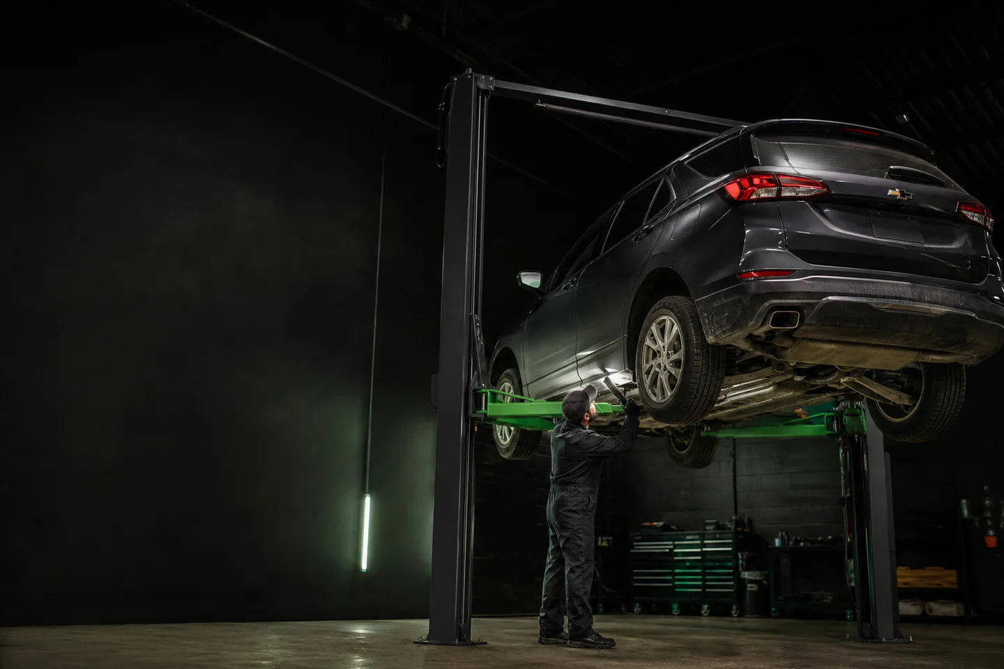 Chevrolet Equinox на подъёмнике перед антикором