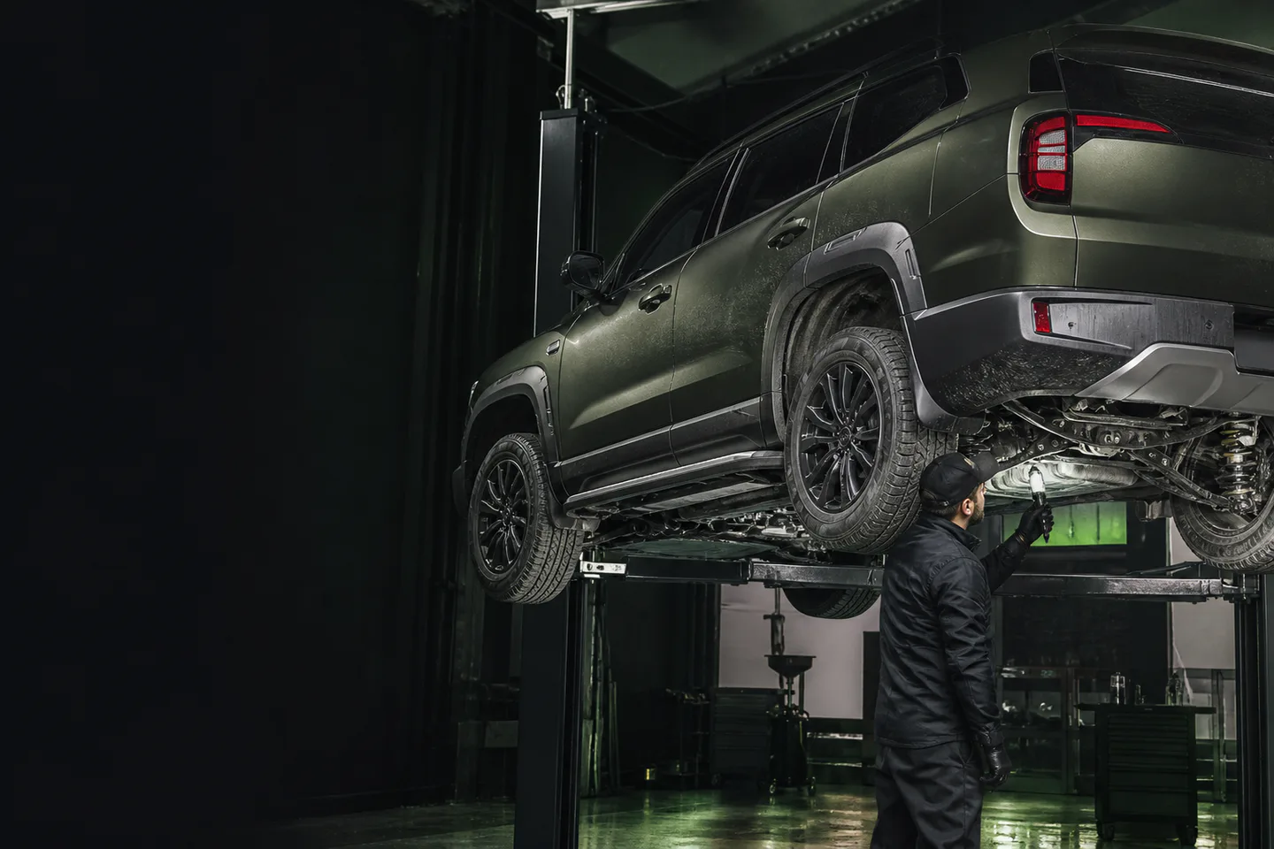 Haval на подъёмнике перед антикоррозийной обработкой