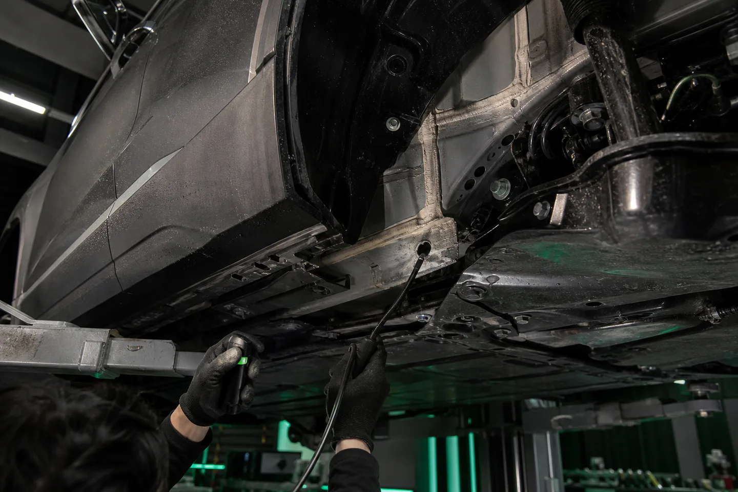 Осмотр скрытых зон днища Haval после частичной разборки