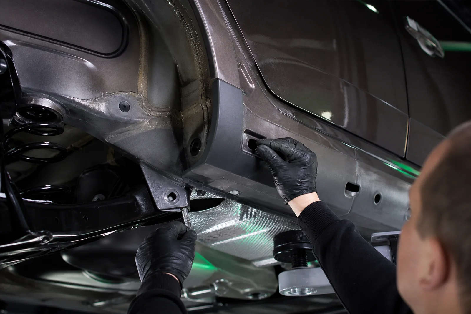 Осмотр полостного доступа и швов порога LADA Vesta перед антикором