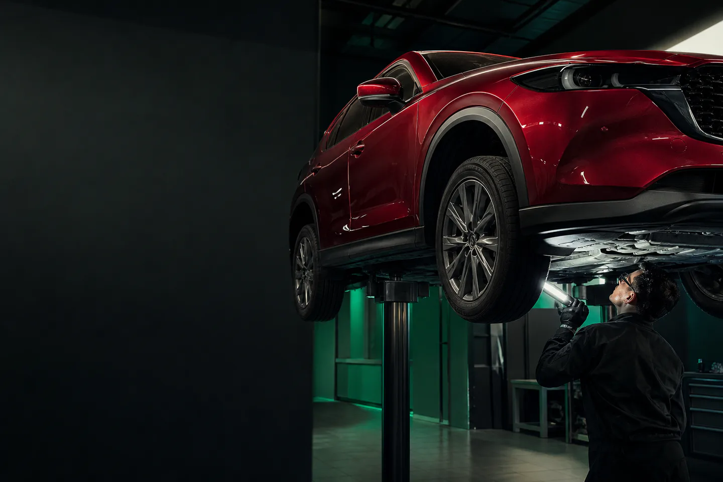 Mazda CX-5 на подъёмнике перед антикоррозийной обработкой