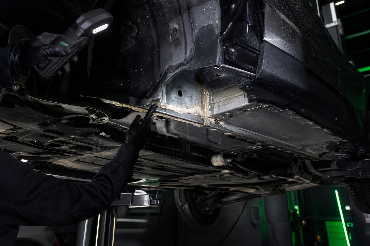 Осмотр скрытых зон днища Mazda после частичной разборки