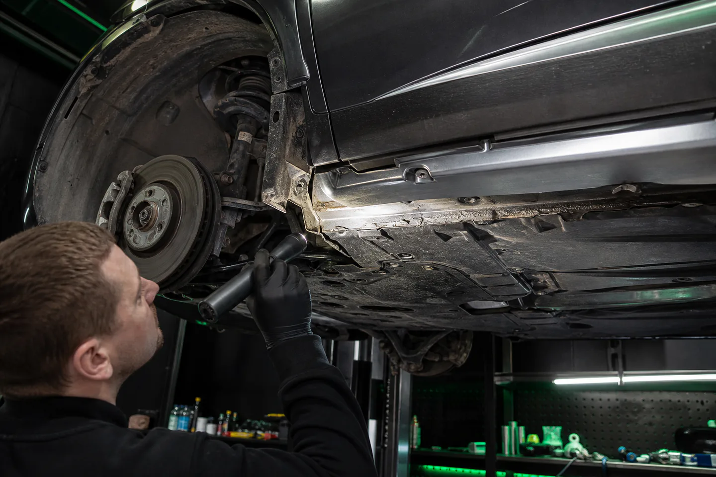 Осмотр скрытых зон днища Peugeot после частичной разборки